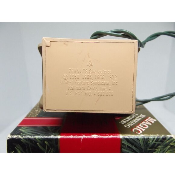 Hallmark Ornament 1992 Peanuts Snoopy Doghouse Magic Blinking Lights Wreath - Picture 10 of 10